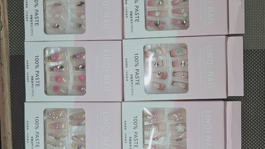 Elegant Nail Art Set – Easy Press-On Style (12 Pcs + Stickers)